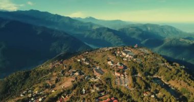 Tayvan 'daki dağların içindeki Cingjing' in havadan görünüşü