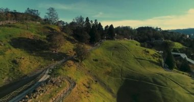Tayvan 'daki dağların içindeki Cingjing' in havadan görünüşü