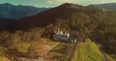 Tayvan 'daki dağların içindeki Cingjing' in havadan görünüşü