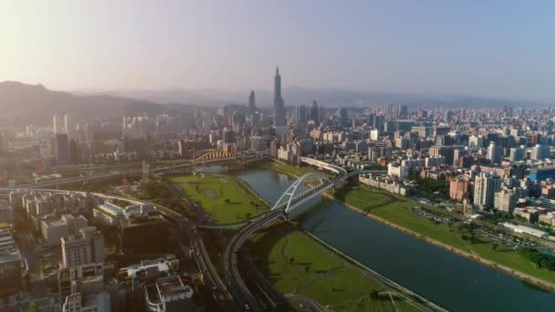 Taipei Şehrinin Havadan Görünen Silueti Nehir Kenarındaki Bir Parktan Köprü — Stok video