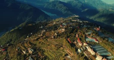 Tayvan 'daki dağların içindeki Cingjing' in havadan görünüşü