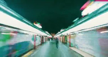 Asakusa 'daki Nakamise alışveriş caddesinde aşırı hız.