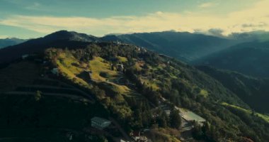 Tayvan 'daki dağların içindeki Cingjing' in havadan görünüşü