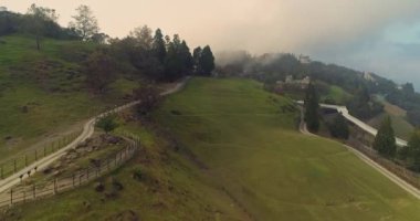 Tayvan 'daki dağların içindeki Cingjing' in havadan görünüşü
