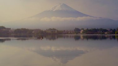 Mt. Güzel bulutları olan Fuji Dağı