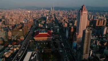 Taipei Ana İstasyonu 'nun havadan görüntüsü. Tayvan Yüksek Hız Treni, Tayvan Demiryolları İdaresi ve Taipei Metro 'nun hizmet verdiği tren ve metro istasyonu.