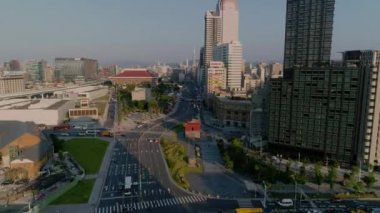 Taipei Ana İstasyonu 'nun havadan görüntüsü. Tayvan Yüksek Hız Treni, Tayvan Demiryolları İdaresi ve Taipei Metro 'nun hizmet verdiği tren ve metro istasyonu.