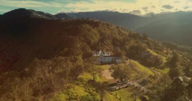 Tayvan 'daki dağların içindeki Cingjing' in havadan görünüşü