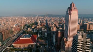 Taipei Ana İstasyonu 'nun havadan görüntüsü. Tayvan Yüksek Hız Treni, Tayvan Demiryolları İdaresi ve Taipei Metro 'nun hizmet verdiği tren ve metro istasyonu.