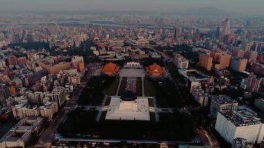 Tayvan Ulusal Konser Salonu binaları ve Chiang Kai Shek Anıt Meydanı 'nın havadan görünüşü
