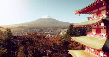 Dağ 'ın insansız hava aracı atışı. Fuji ve Chureito Pagoda Sonbaharda, Japonya.
