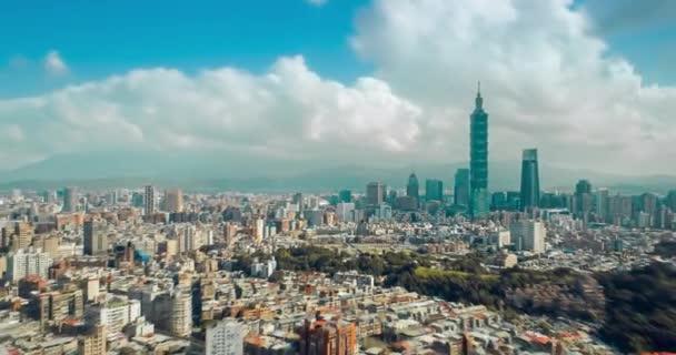台北市下城的空中全景 在新义金融区摩天大楼中俯瞰着台北市101高塔 在阳光灿烂的天空中俯瞰着市中心拥挤的大楼 — 图库视频影像