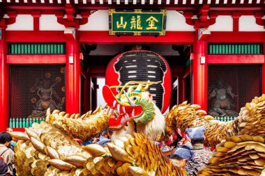 Tokyo, Japonya 'daki Asakusa Kaminarimon töreninde 