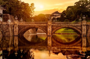 Tokyo İmparatorluk Sarayı 'nın gün batımı ve Japonya' daki Ishibashi Köprüsü.
