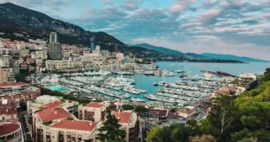 Monte Carlo şehir manzarası yukarıdan renkli görünüyor, Monako Prensliği.