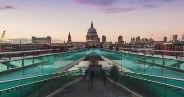 İngiltere, Londra 'daki Milenyum Köprüsü' nün Zaman Çizelgesi