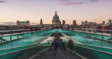 İngiltere, Londra 'daki Milenyum Köprüsü' nün Zaman Çizelgesi