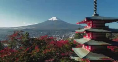 Sonbaharda Japonya 'daki Kawaguchiko Gölü' nde Fuji Dağı.
