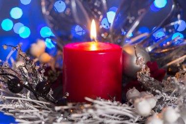 Bir mumla Noel süslemesi