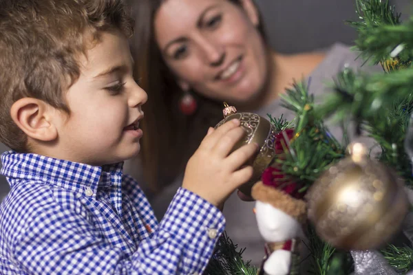 Madre e hijo decorando el árbol de Navidad — Foto de Stock