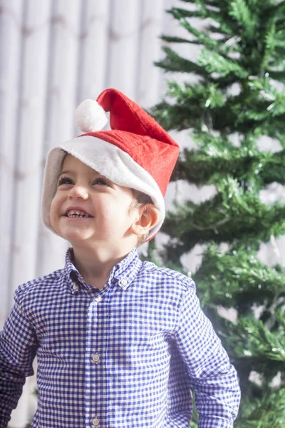 Niño en sombrero de Papá Noel — Foto de Stock