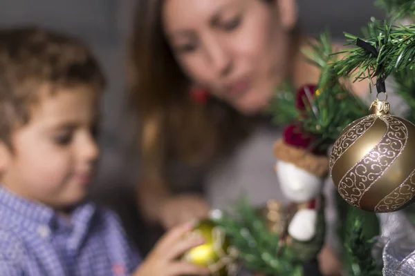 Madre e hijo decorando el árbol de Navidad — Foto de Stock