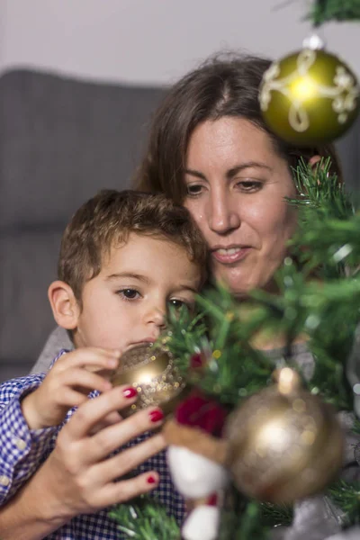 Madre e hijo decorando el árbol de Navidad — Foto de Stock