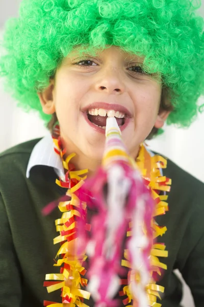 Mały chłopiec w peruce klauna zabawy obchodzi urodziny lub carni — Zdjęcie stockowe