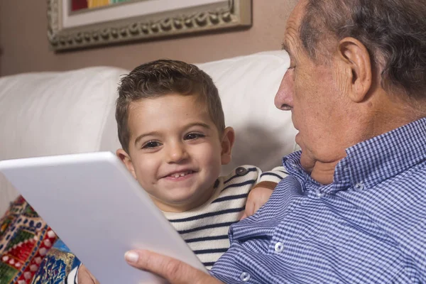 Weinig boyl met opa spelen met digitale tablet — Stockfoto