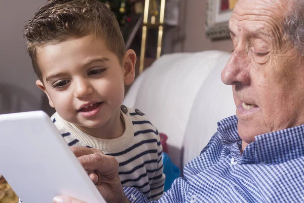 デジタル タブレットと遊ぶおじいちゃんと小さな boyl — ストック写真