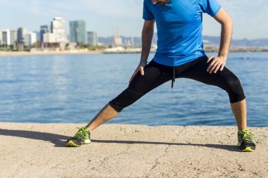 Sahil sabahı germe koşucu