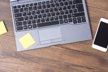 Ahşap Ofis Masası ile boş smartphone, posta bilgisayar