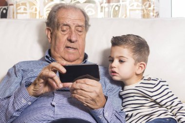 Dede ve torunu seyir bir akıllı telefon