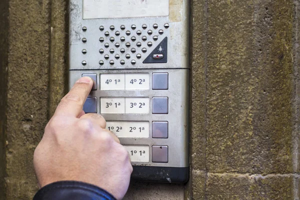 Mano empujando intercomunicador — Foto de Stock