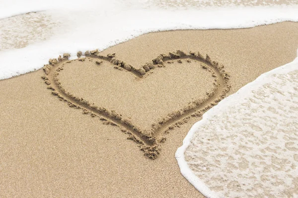 Сердце, нарисованное на песке морского пляжа — стоковое фото