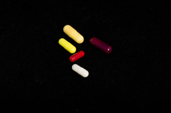Pilules isolées en noir — Photo