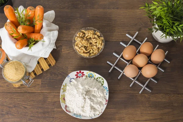 Bir havuç kek yapmak için malzemeler