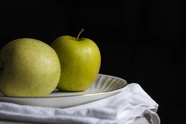 Siyah arka plan ile elma