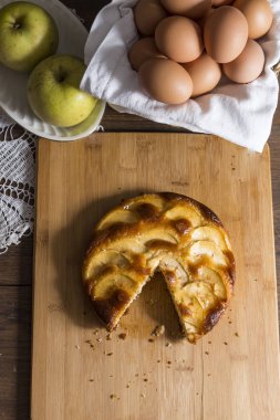 Elma ve yumurta ile elma kek