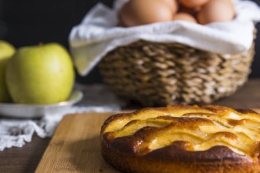 Elma ve yumurta ile elma kek