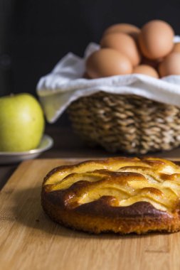 Elma ve yumurta ile elma kek