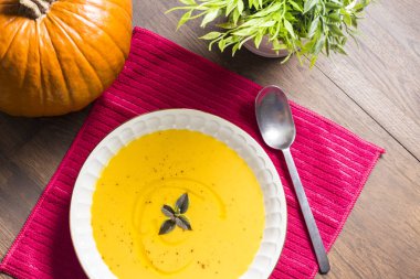 kremalı balkabağı çorbası