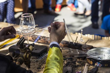 Gözlük yapma ustası