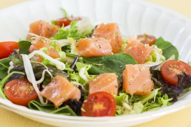 Smoken somon salata