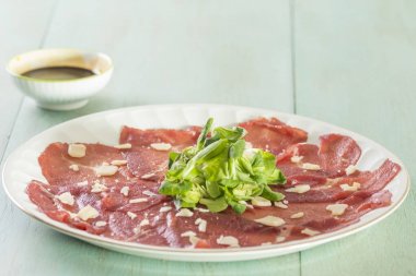 Carpaccio ile mavi bir arka plan
