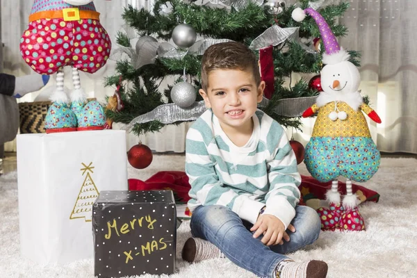 Dziecko z Boże Narodzenie prezenty — Zdjęcie stockowe