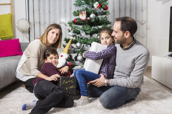 Rodzina daje prezenty świąteczne — Zdjęcie stockowe