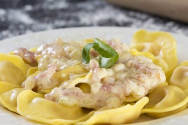 Raviolis bir peynir sos ile