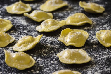 Un ile ev yapımı raviolis