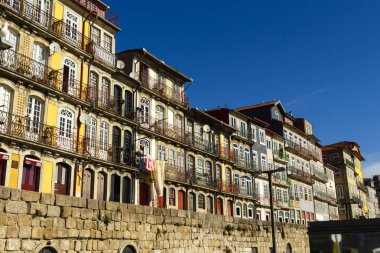 Nehrin Porto yakınındaki evleri